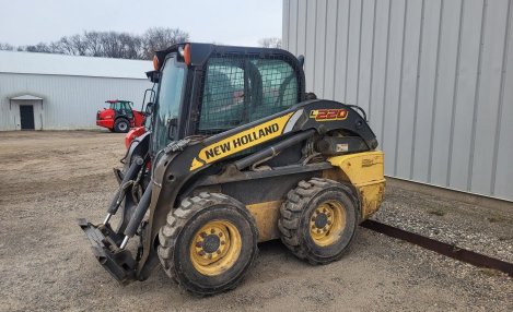 2012 NEW HOLLAND L220 1580