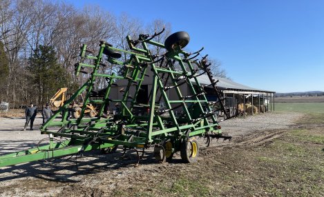 John Deere 960 Field Cultivator